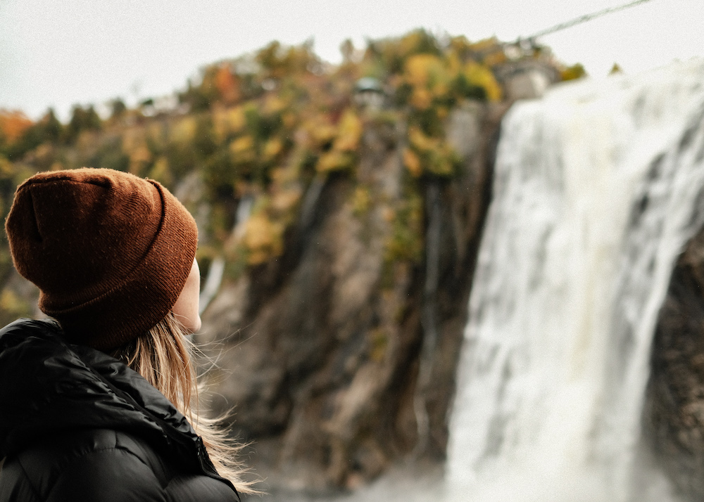 woman looking at waterfall - la van life automnale