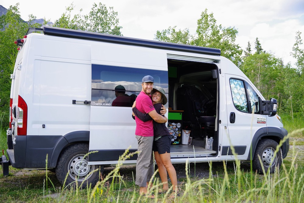 couple hugging - new vanlife couples