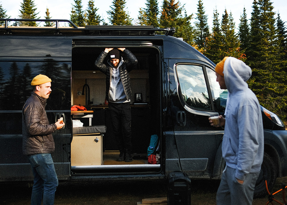 friends camping together - la van life automnale