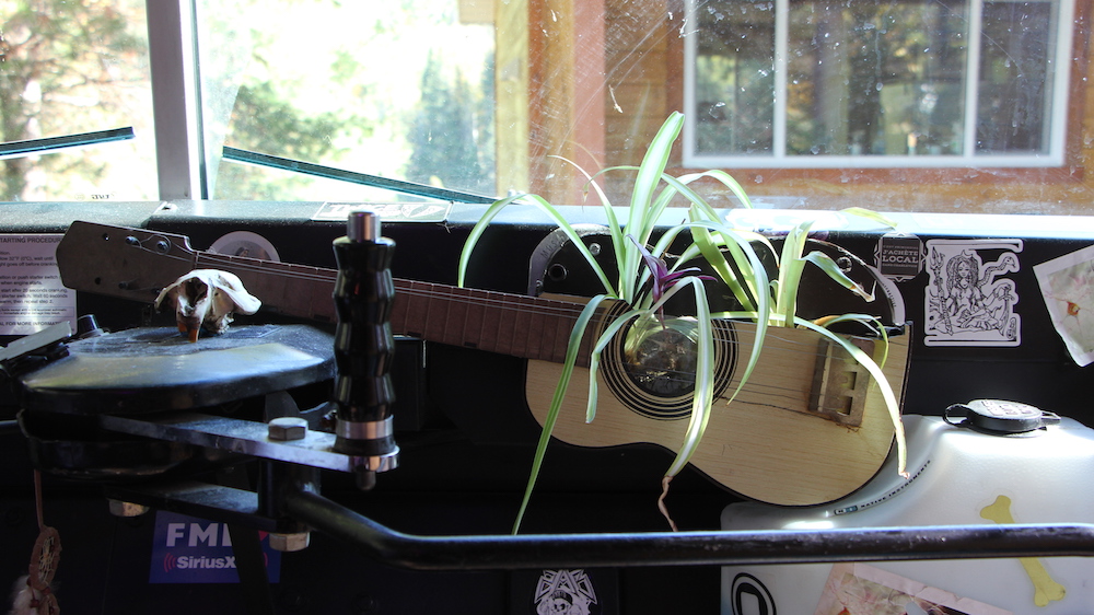 guitar plant holder on mixbus studio