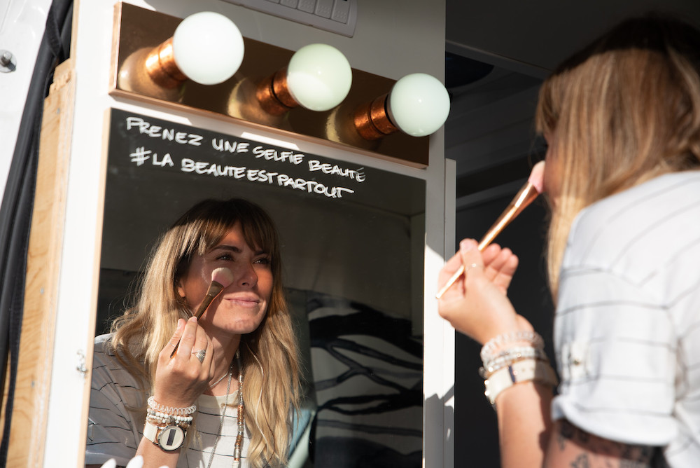 girl doing makeup in mirror - Réflexions de nomade