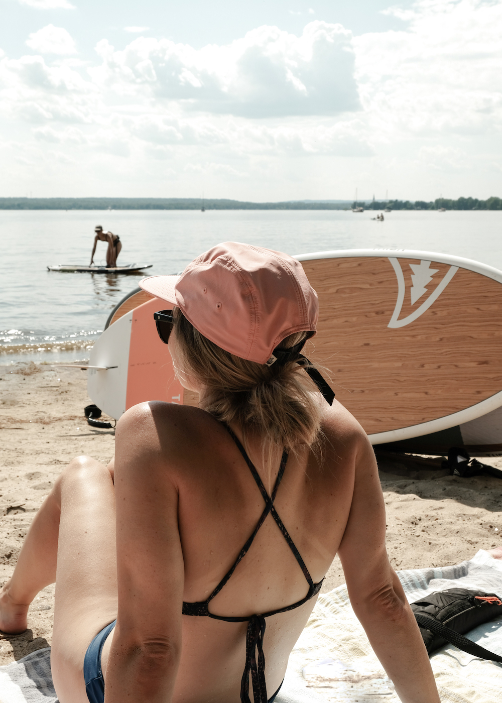girl sitting on beach - road trip en paddleboard au Québec