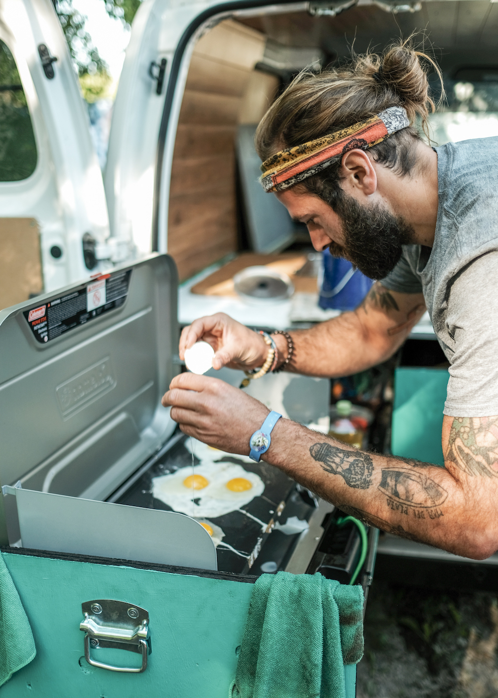 man cooking egg breakfast - road trip en paddleboard au Québec