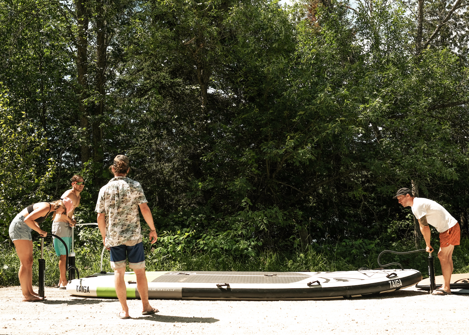 people blowing up paddle board - road trip en paddleboard au Québec