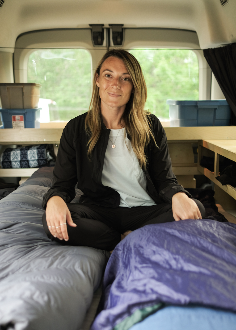 girl sitting down - campervans à louer Québec