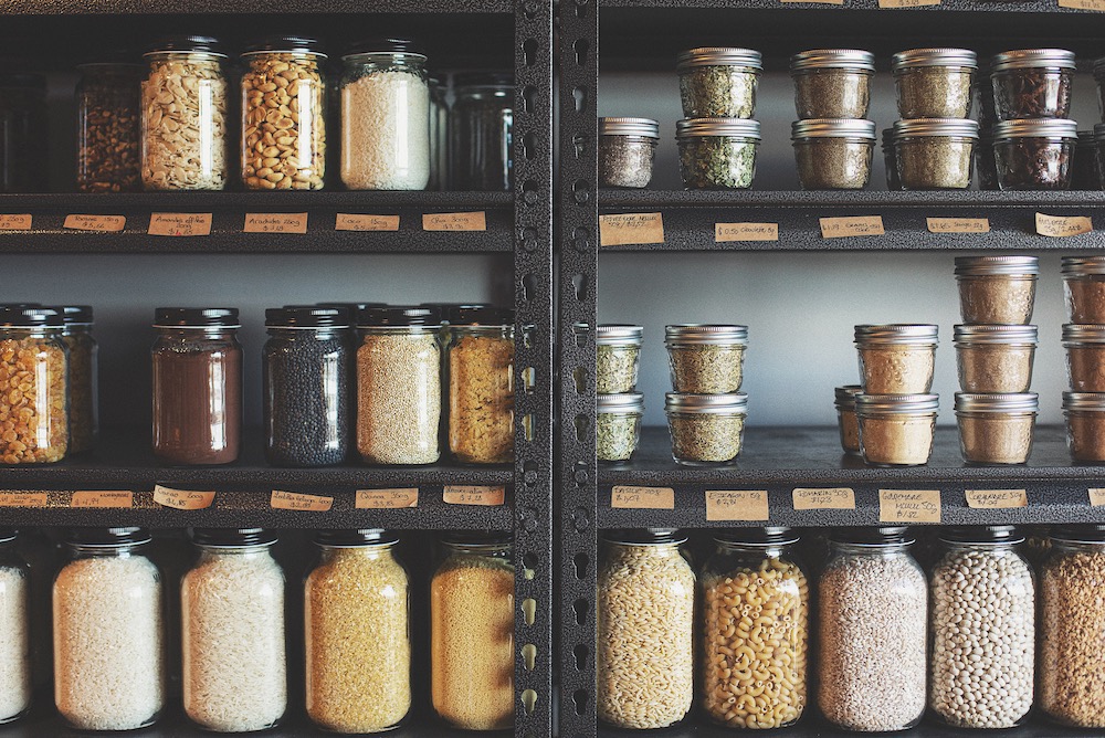 jars of dry food on shelf - gaspésie itinéraire télétravail