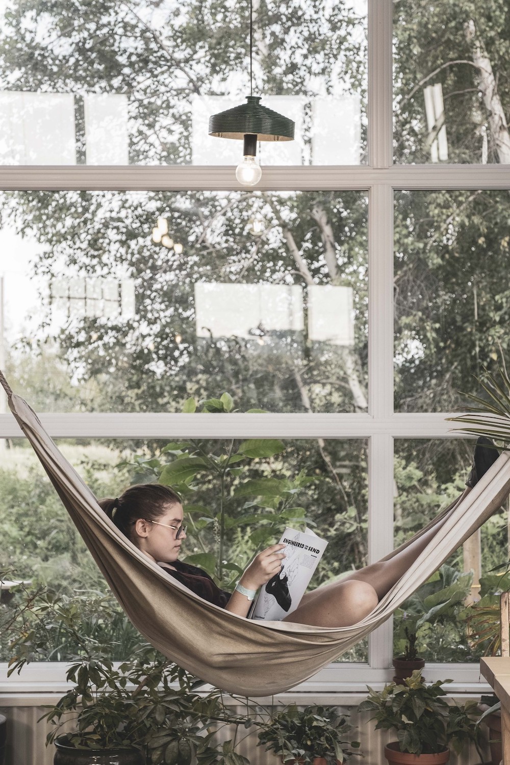 girl reading in hammock - expériences route des vins