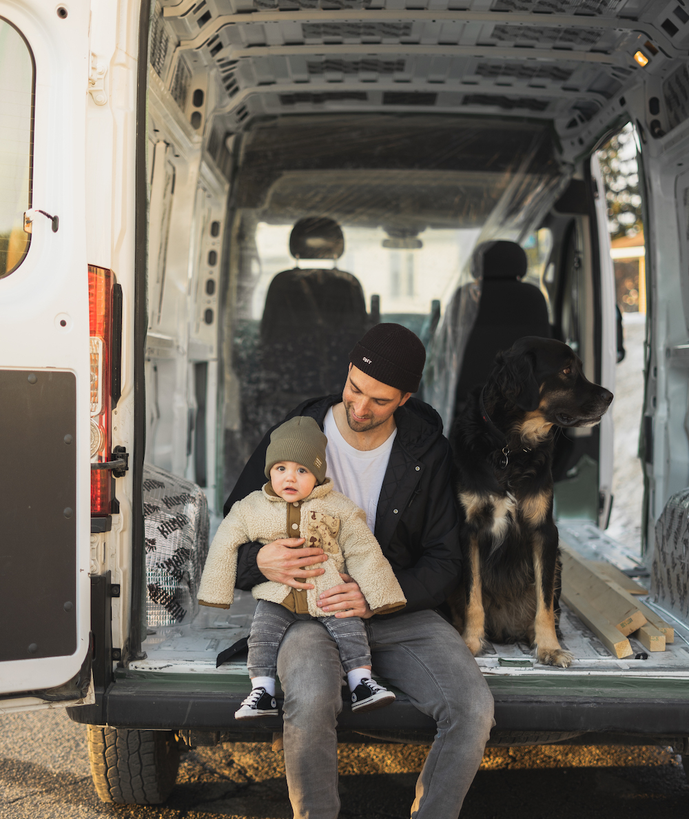Papa avec bébé et chien dans une van