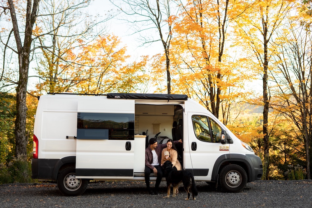 Famille et chien dans un Sprinter Van