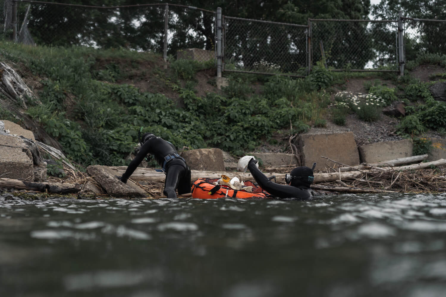 plongeurs nettoyant le fleuve saint-laurent