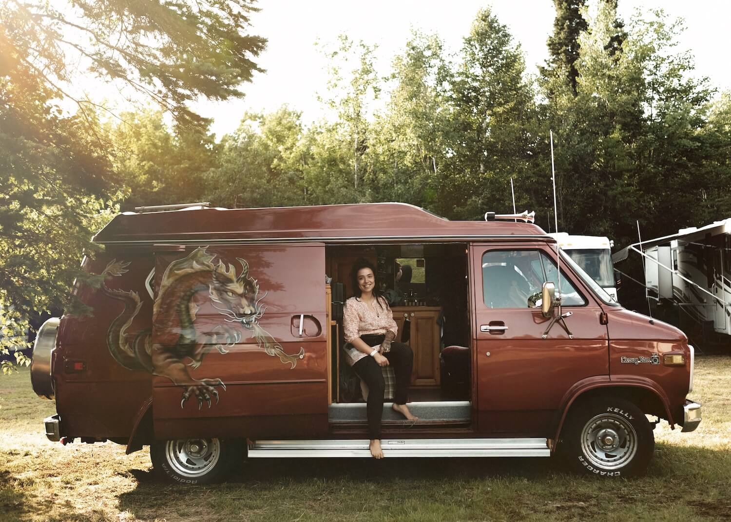 femme avec van vintage - achat van usagée