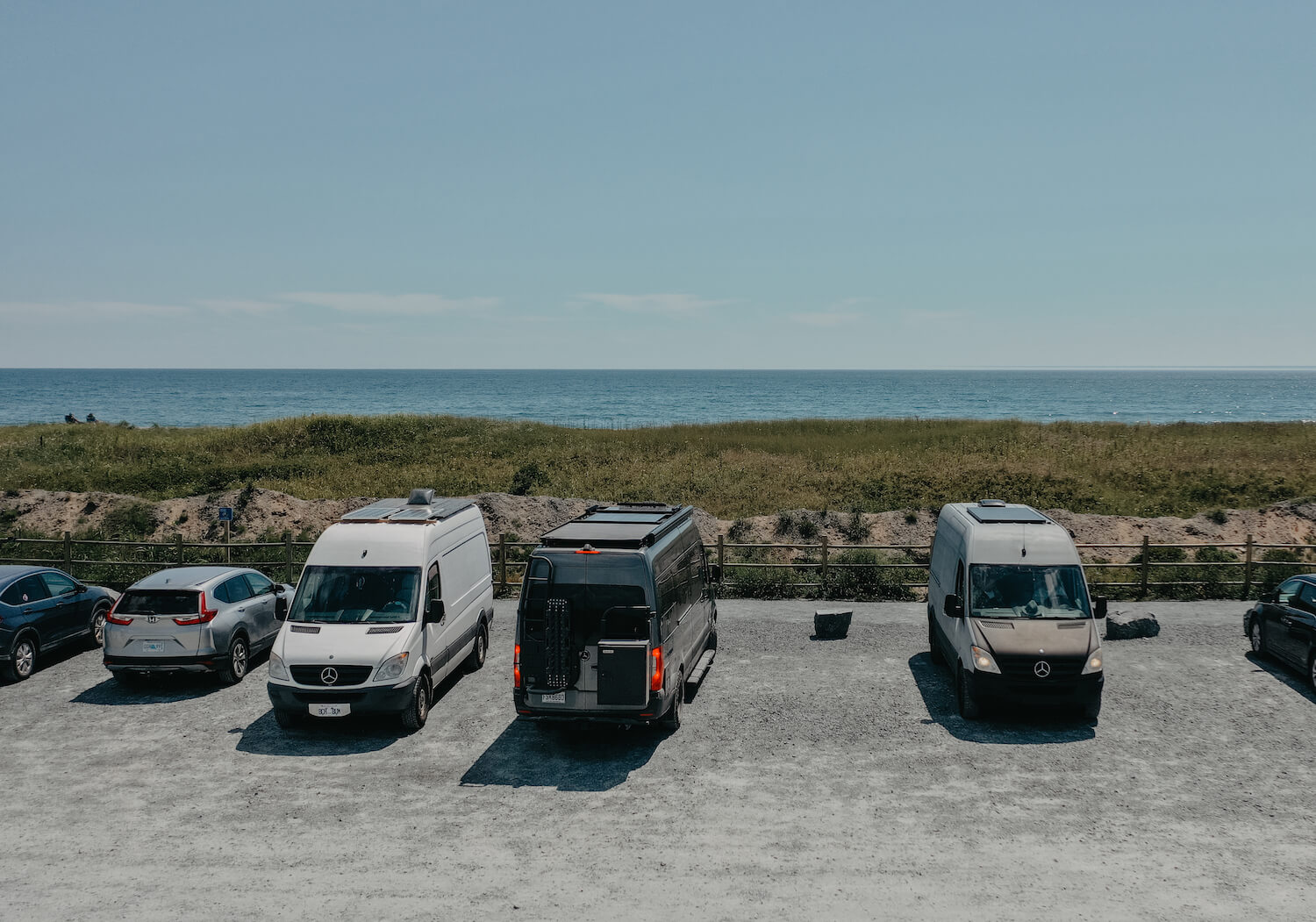 rassemblement vans parking mer - live without a permanent address