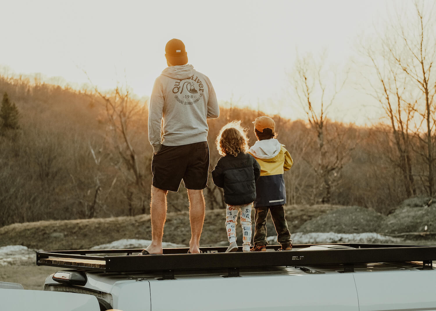 père et ses enfants sur le toit d'une van