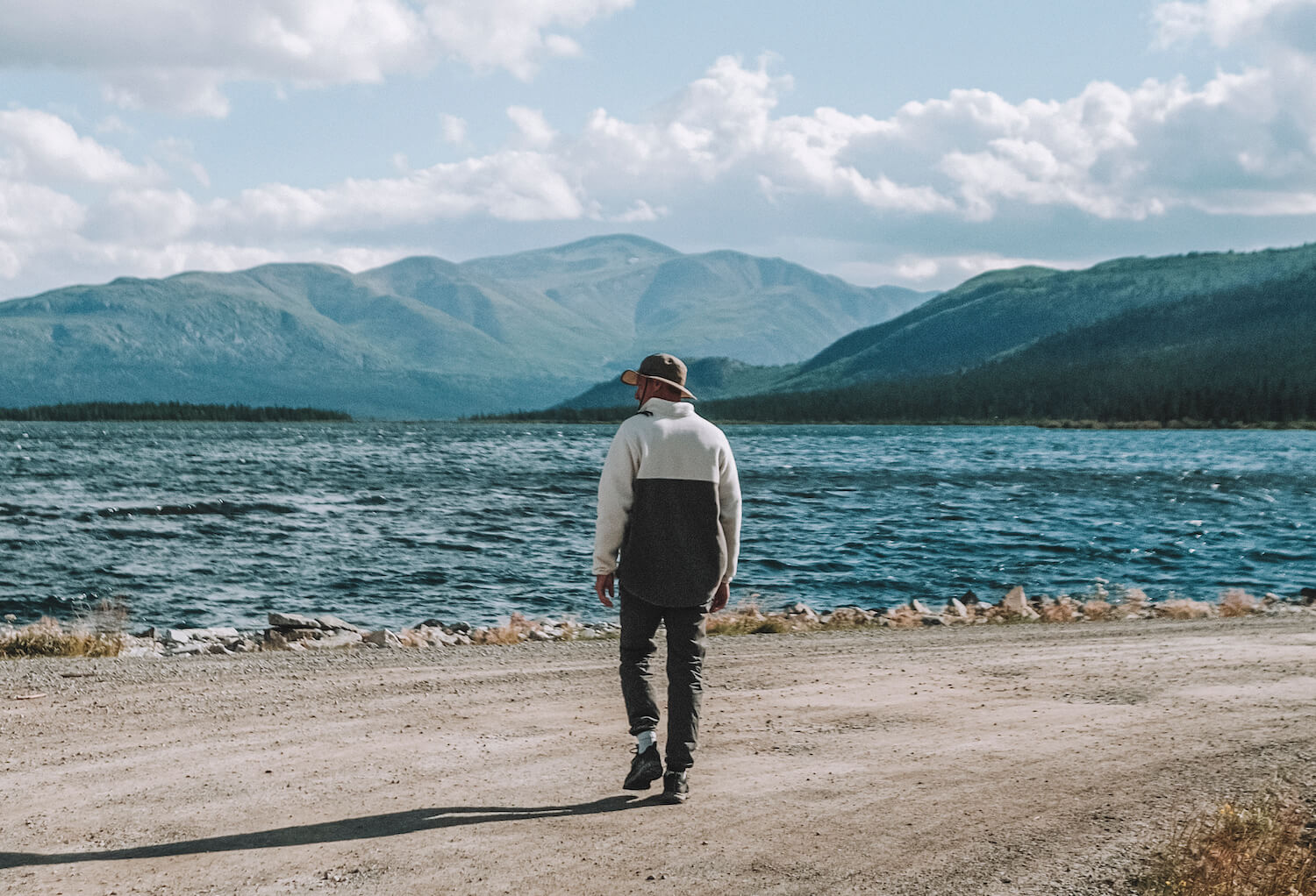 homme devant cours d'eau au Yukon