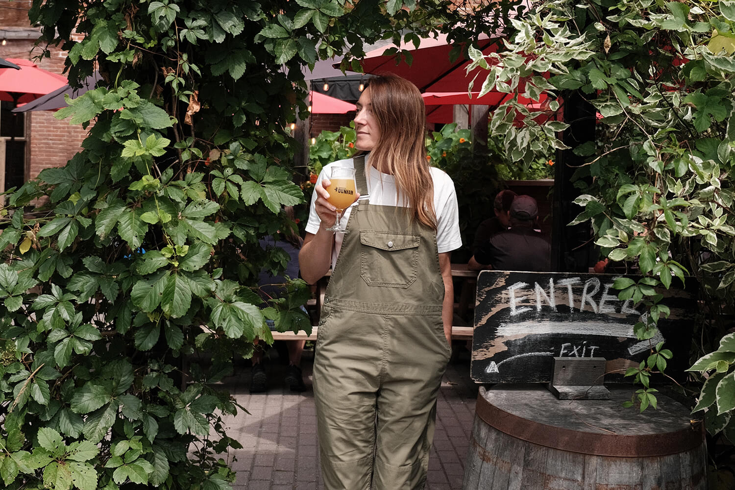 Karolina Krupa qui boit une bière à la Brasserie Dunham