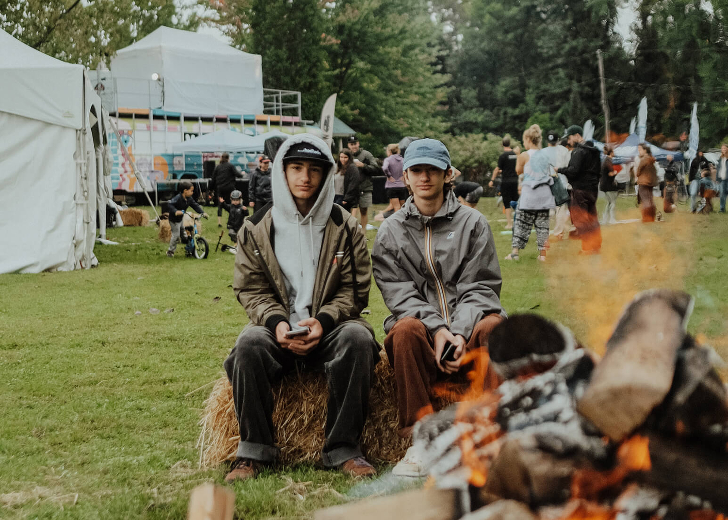 2 jeunes hommes au bord du feu au El Campo 2024